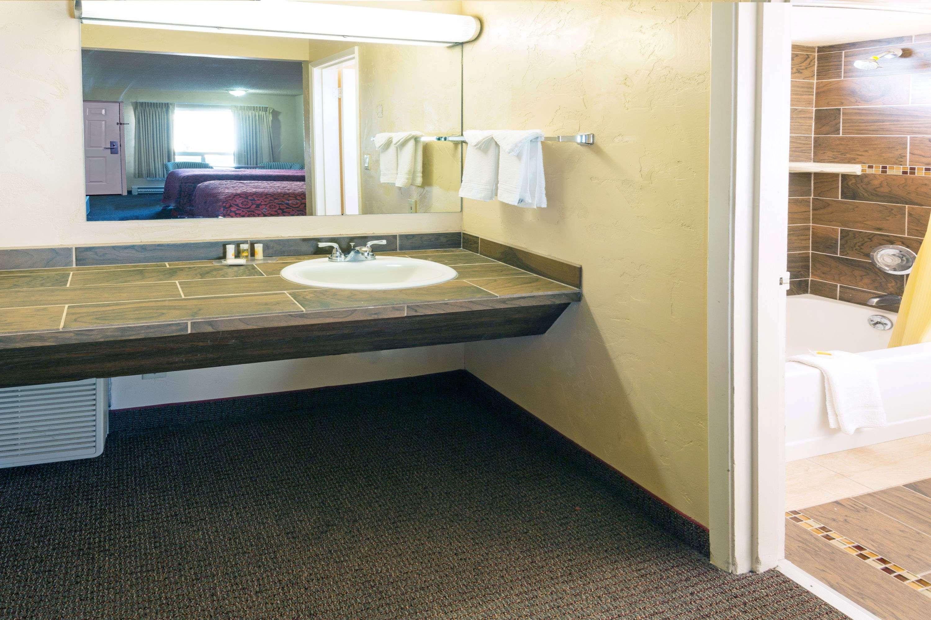 Days Inn By Wyndham Bend Bagian luar foto