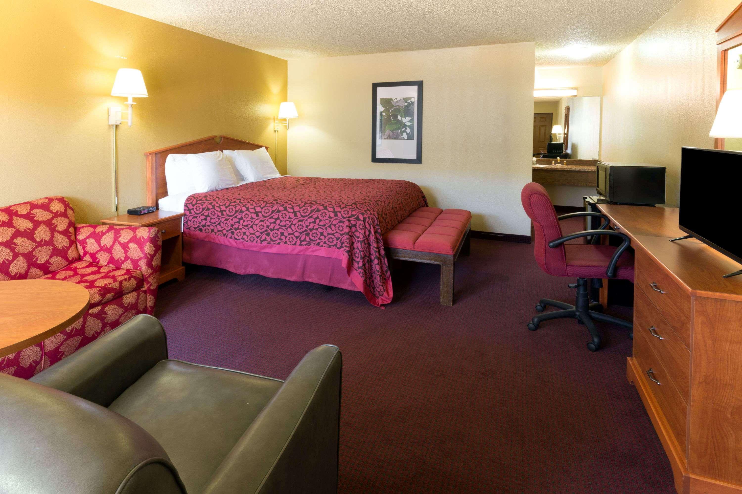 Days Inn By Wyndham Bend Bagian luar foto
