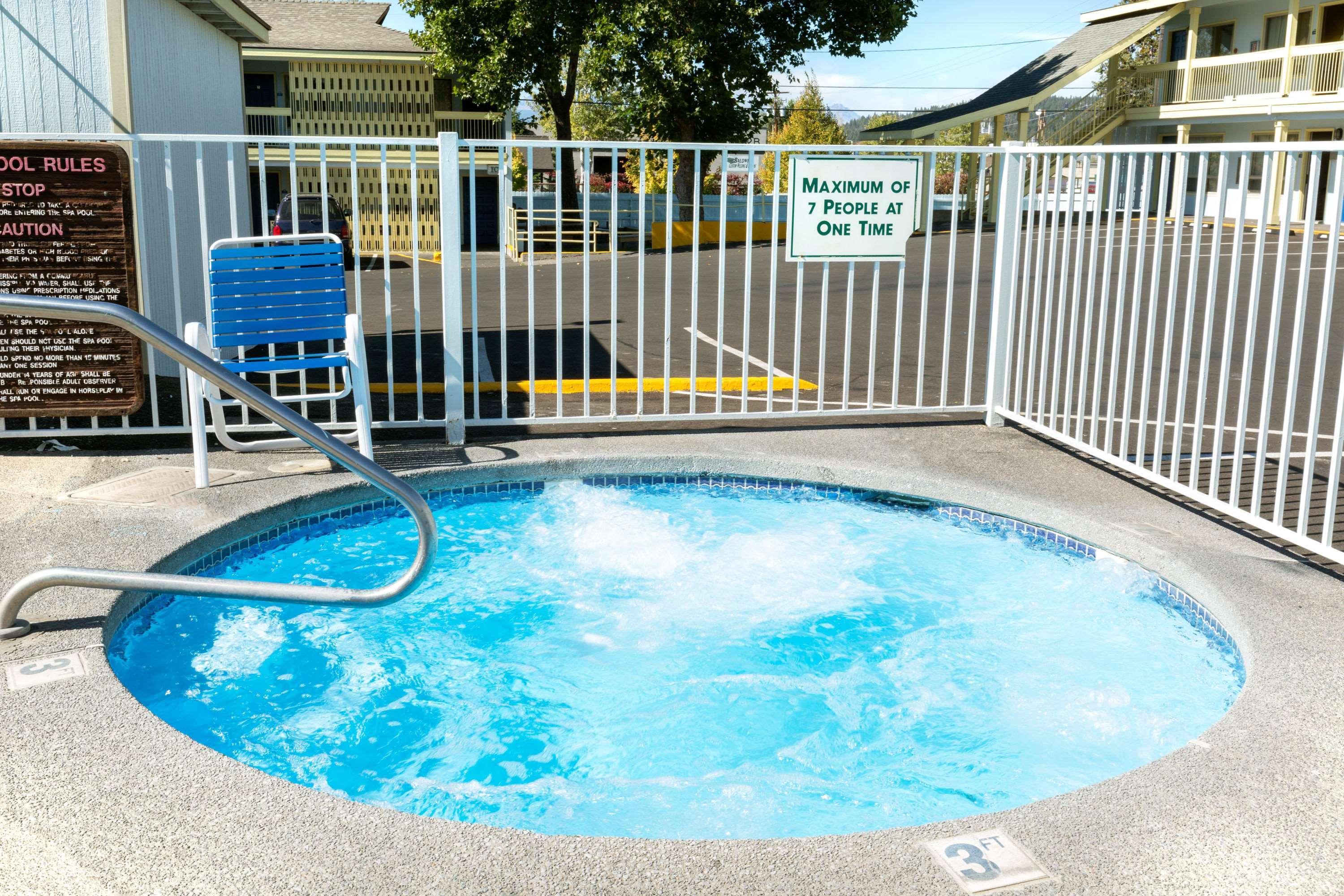 Days Inn By Wyndham Bend Bagian luar foto