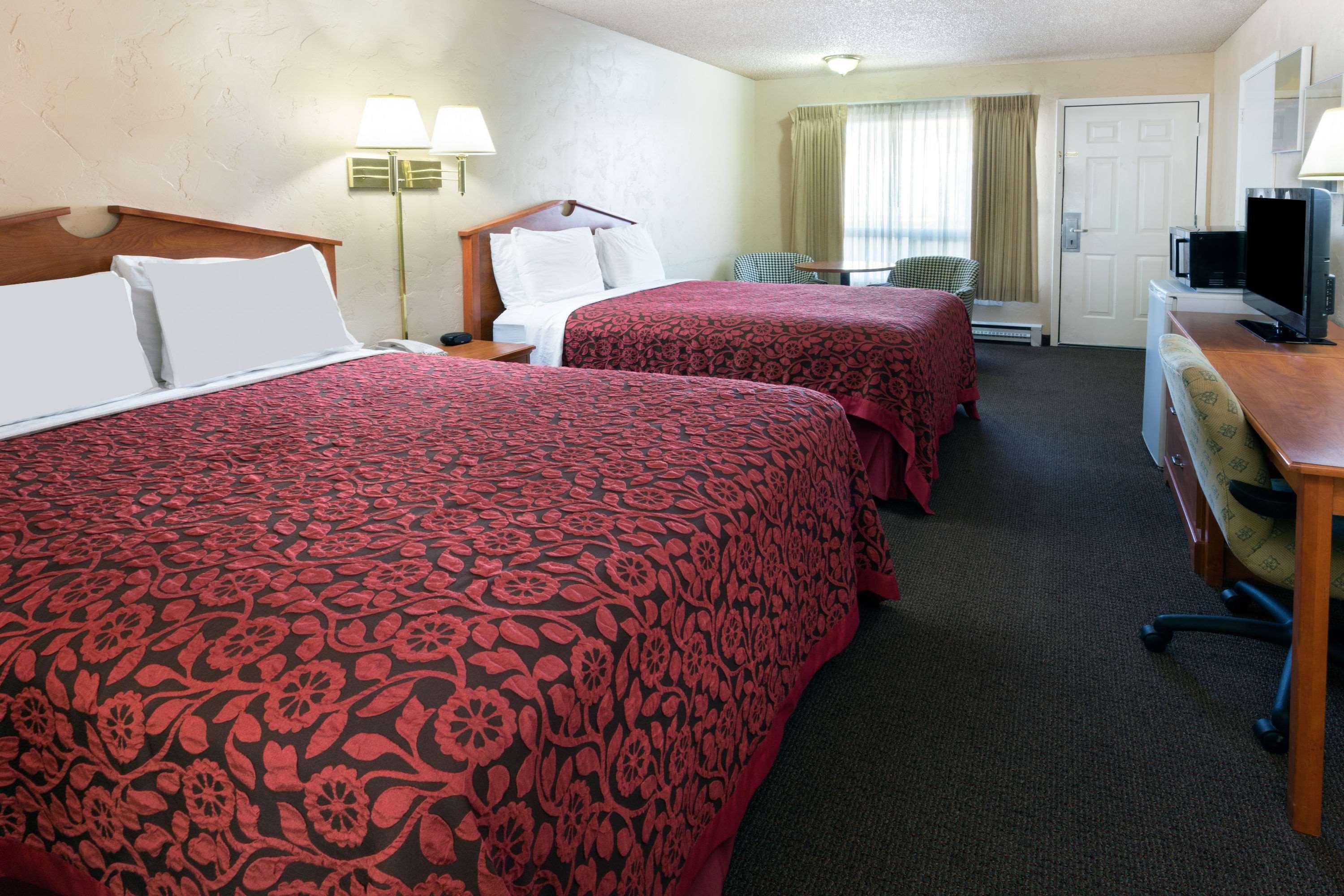 Days Inn By Wyndham Bend Bagian luar foto