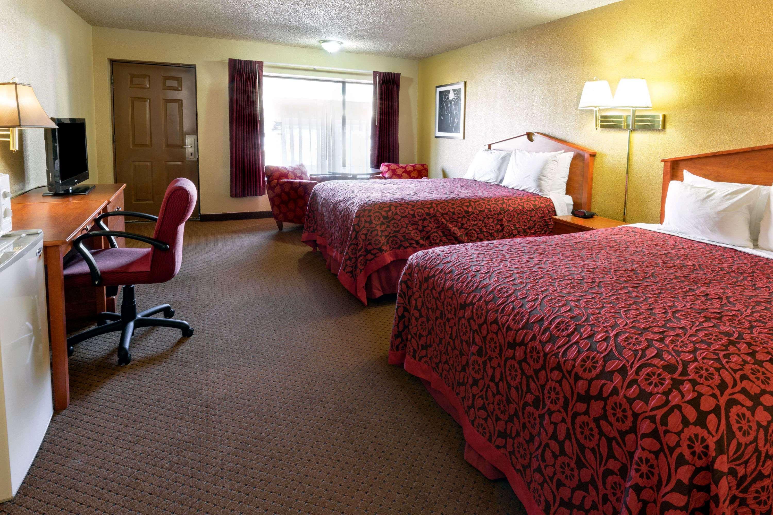 Days Inn By Wyndham Bend Bagian luar foto