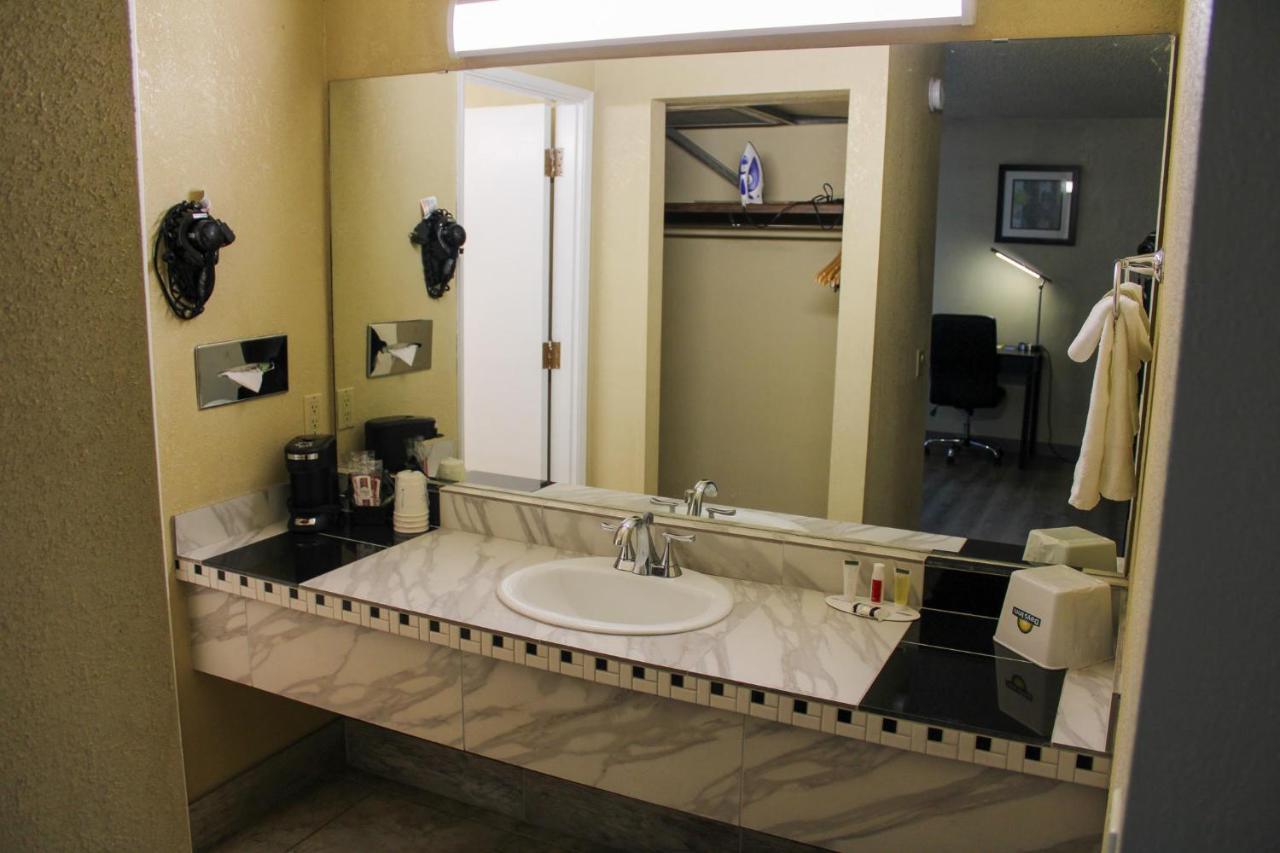 Days Inn By Wyndham Bend Bagian luar foto