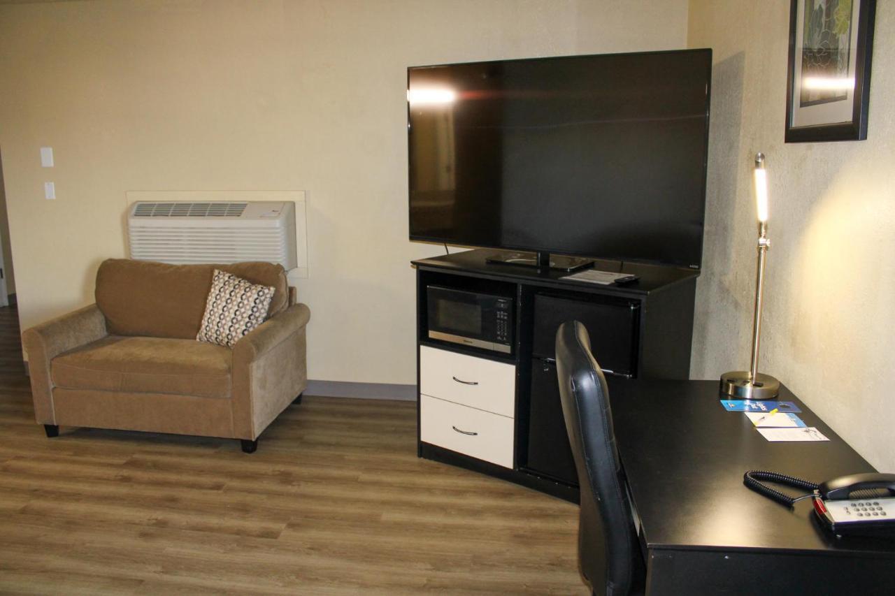 Days Inn By Wyndham Bend Bagian luar foto