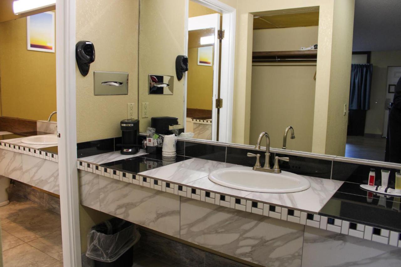 Days Inn By Wyndham Bend Bagian luar foto