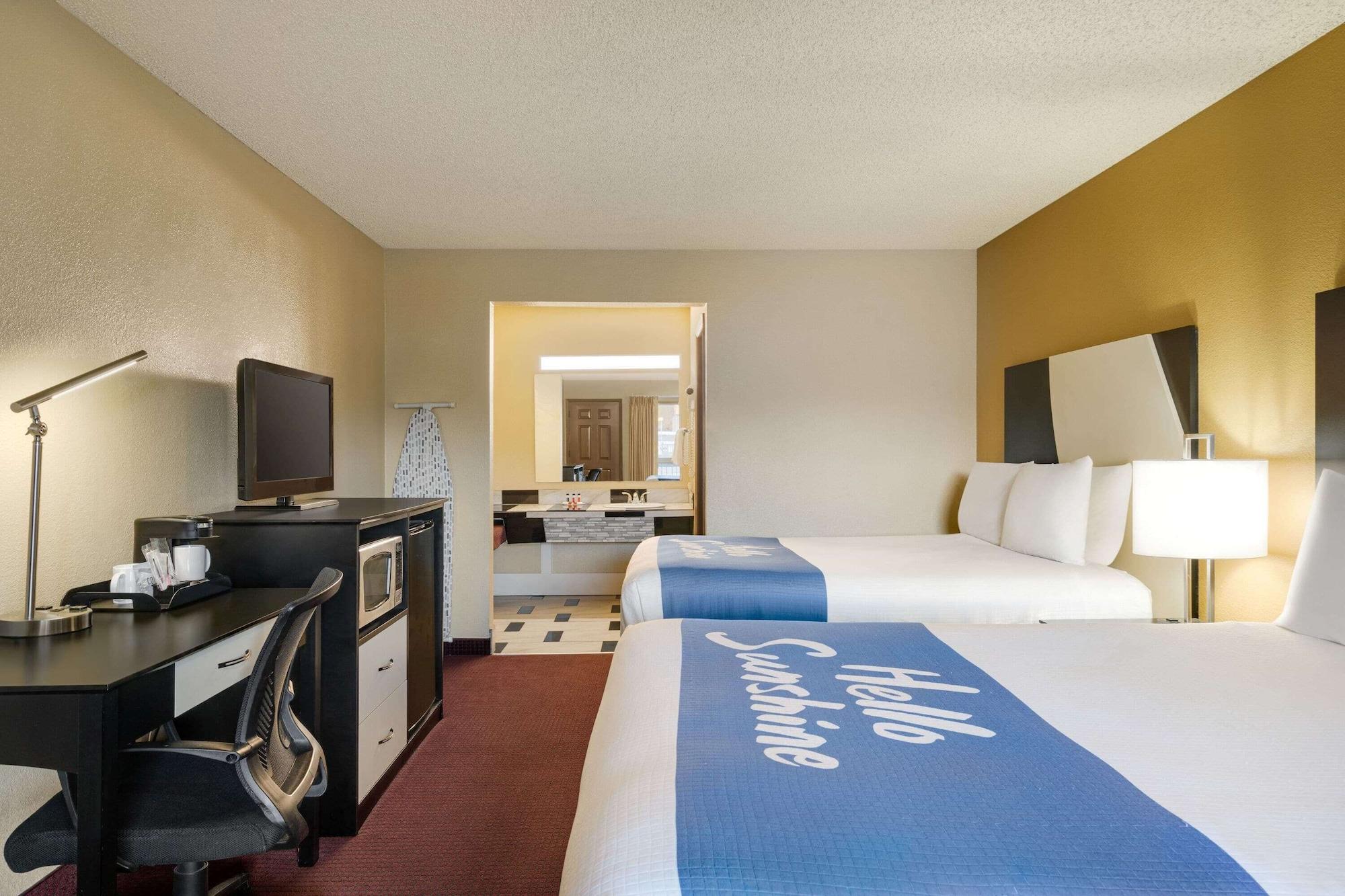 Days Inn By Wyndham Bend Bagian luar foto