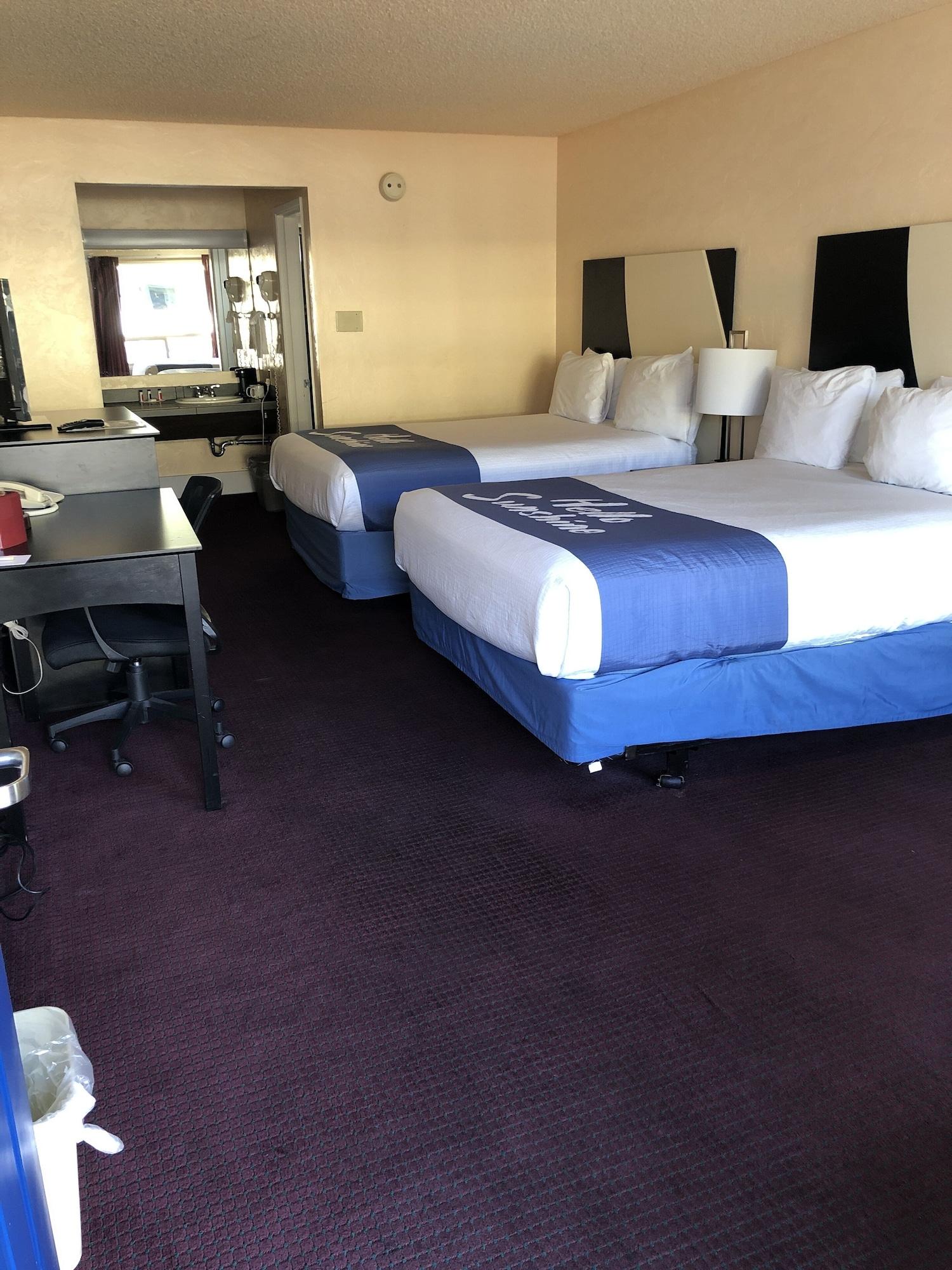 Days Inn By Wyndham Bend Bagian luar foto