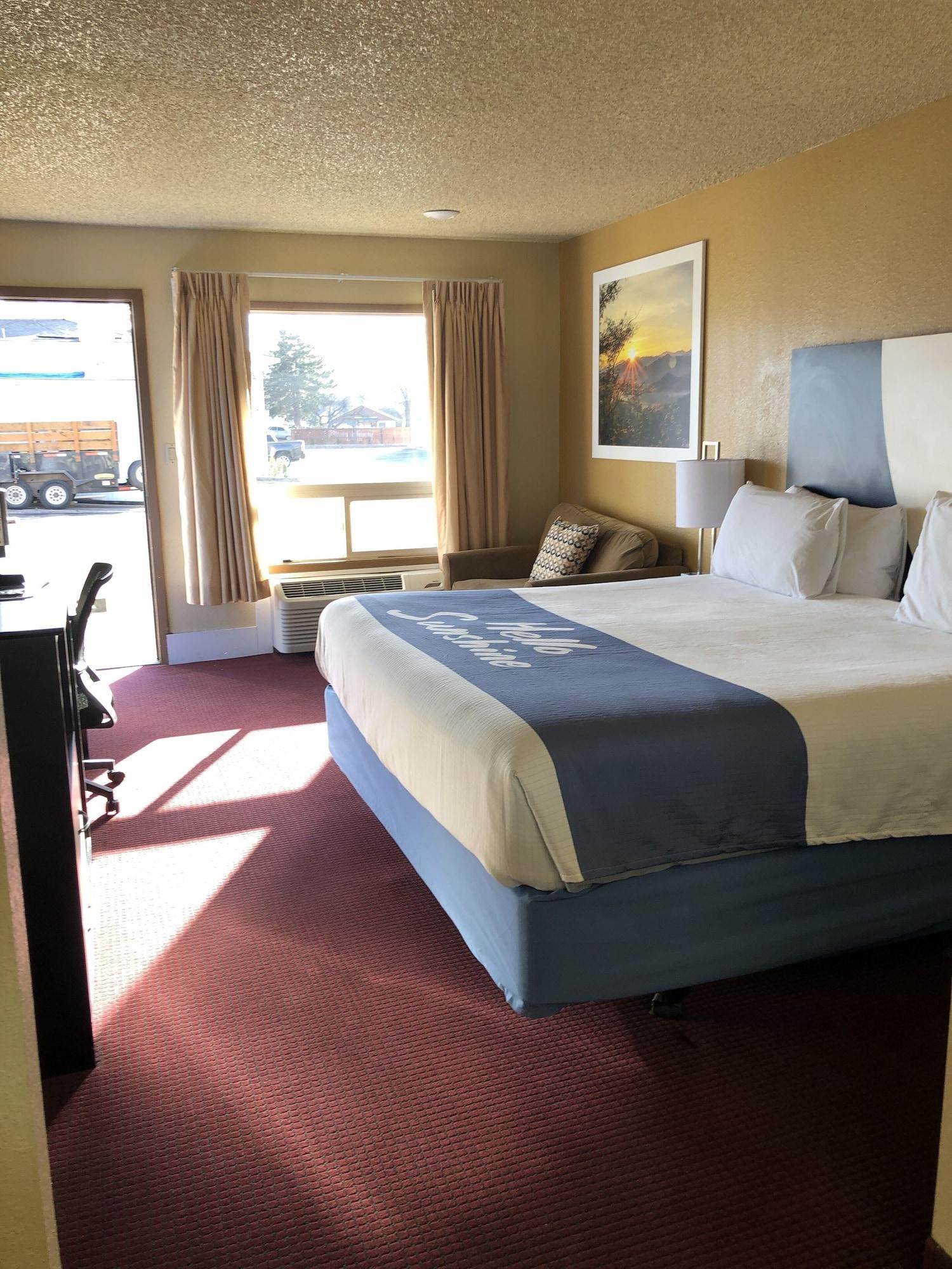 Days Inn By Wyndham Bend Bagian luar foto