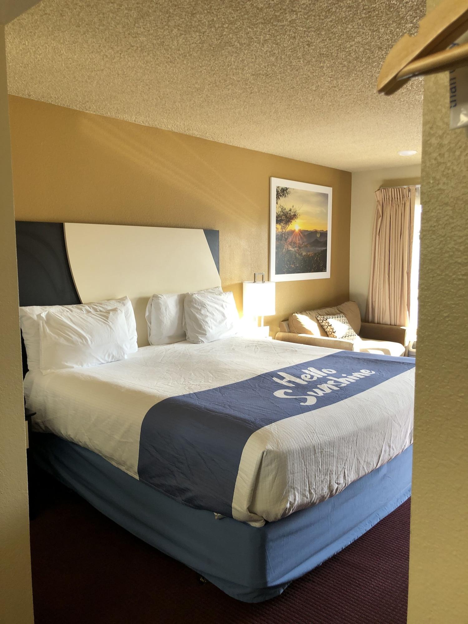 Days Inn By Wyndham Bend Bagian luar foto