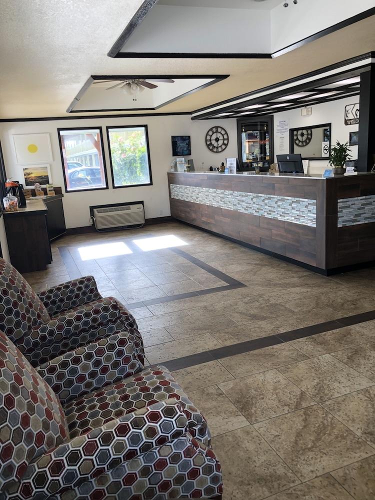 Days Inn By Wyndham Bend Bagian luar foto