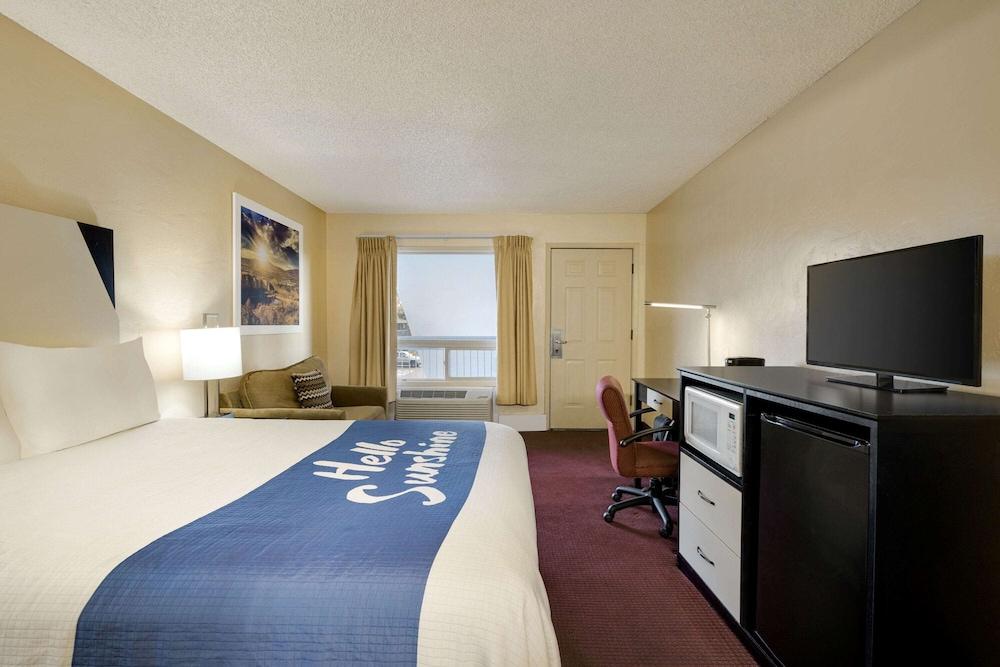 Days Inn By Wyndham Bend Bagian luar foto