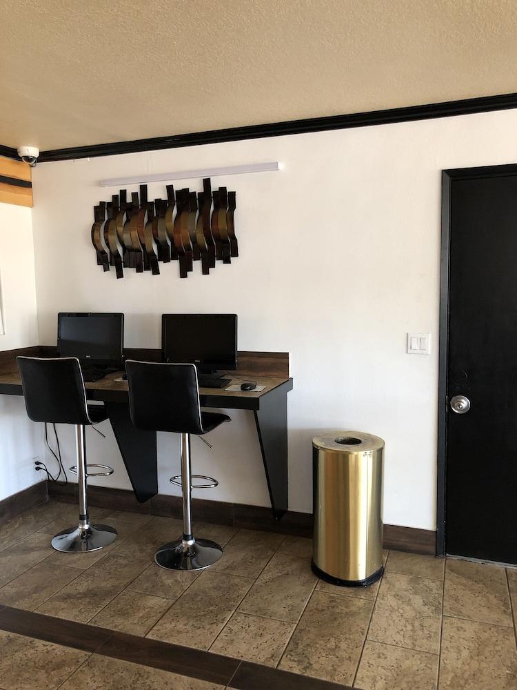 Days Inn By Wyndham Bend Bagian luar foto