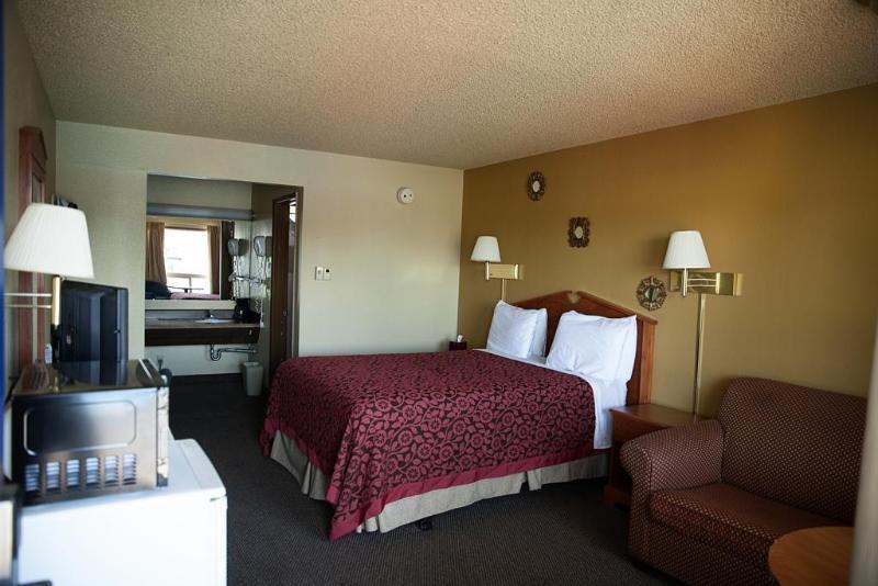 Days Inn By Wyndham Bend Bagian luar foto